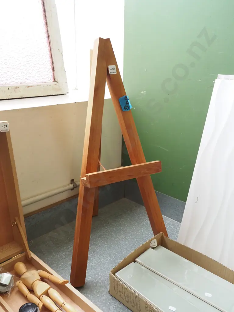 small rimu easel H700 Image 1++