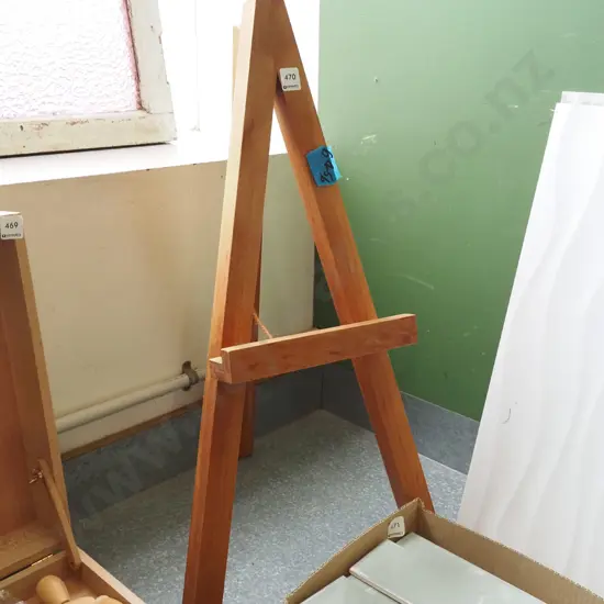 small rimu easel H700