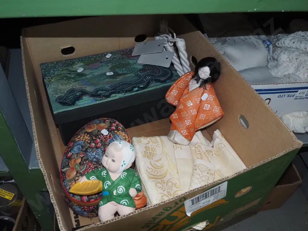 box; linen,dolls etc Image 1++