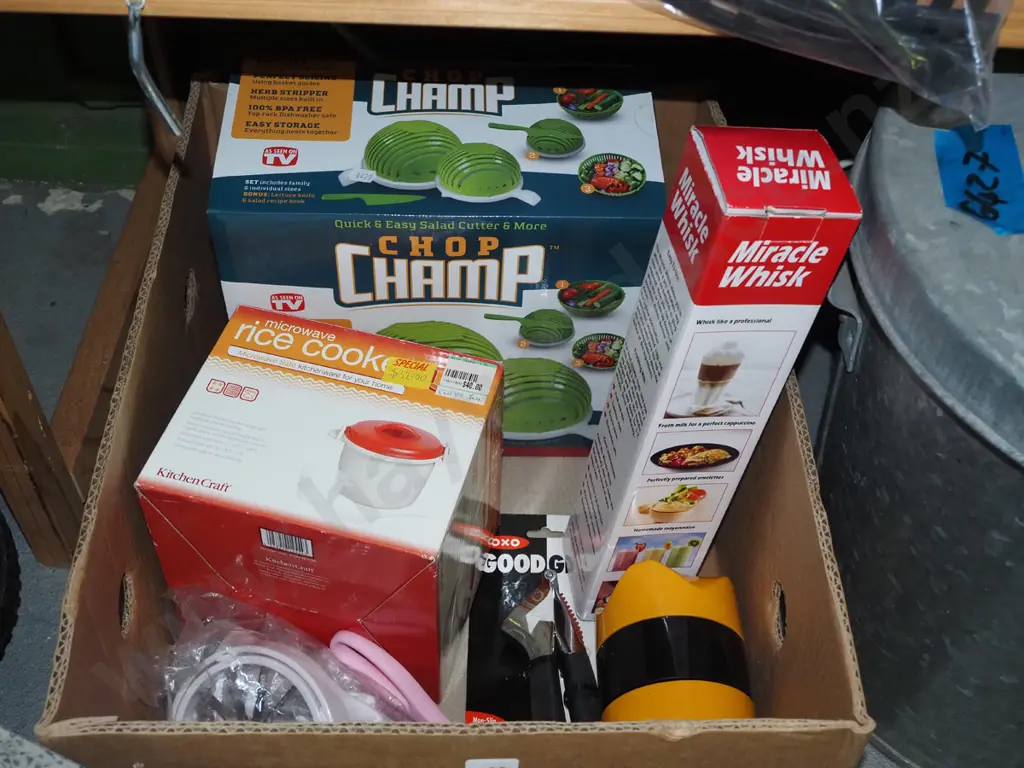 box; microwave cooker, miracle whisk etc Image 1++