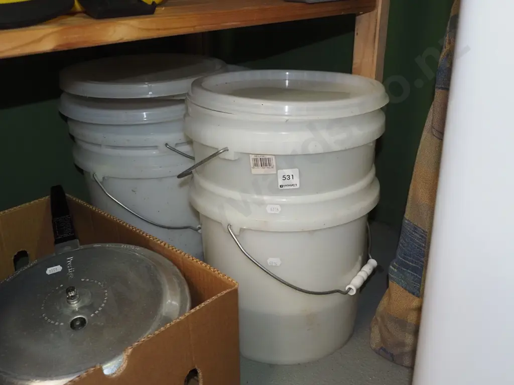 4x lidded plastic pails Image 1++