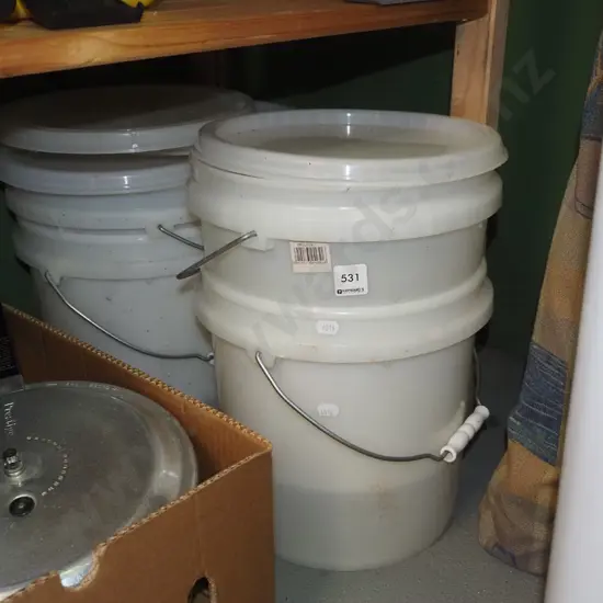4x lidded plastic pails