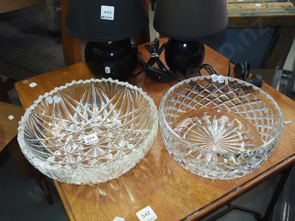 2x cut crystal bowls Image 1++