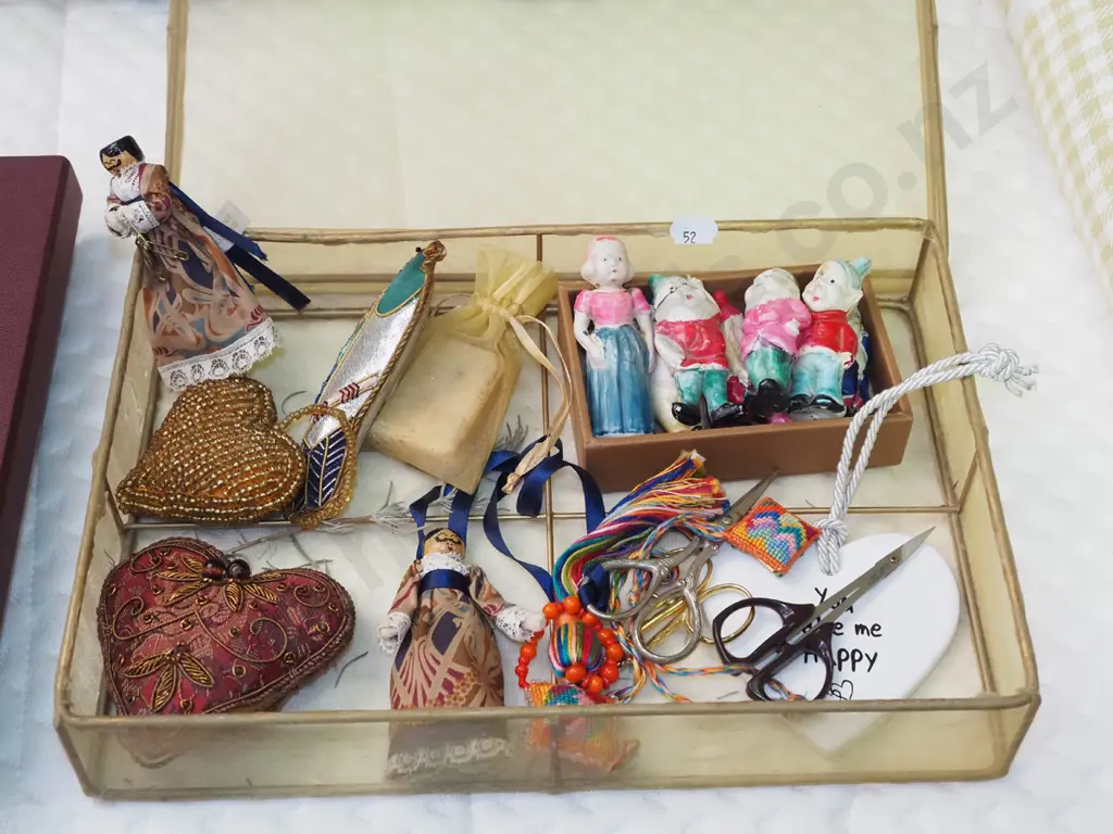 various snow white figurines, Xmas decorations etc Image 1++