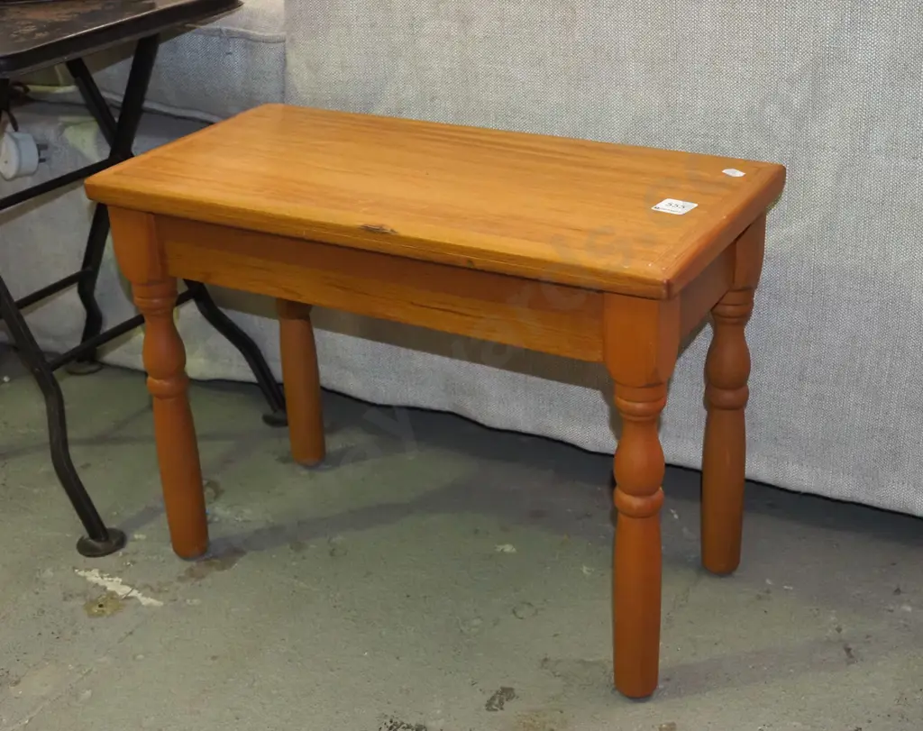 small rimu end table Image 1++