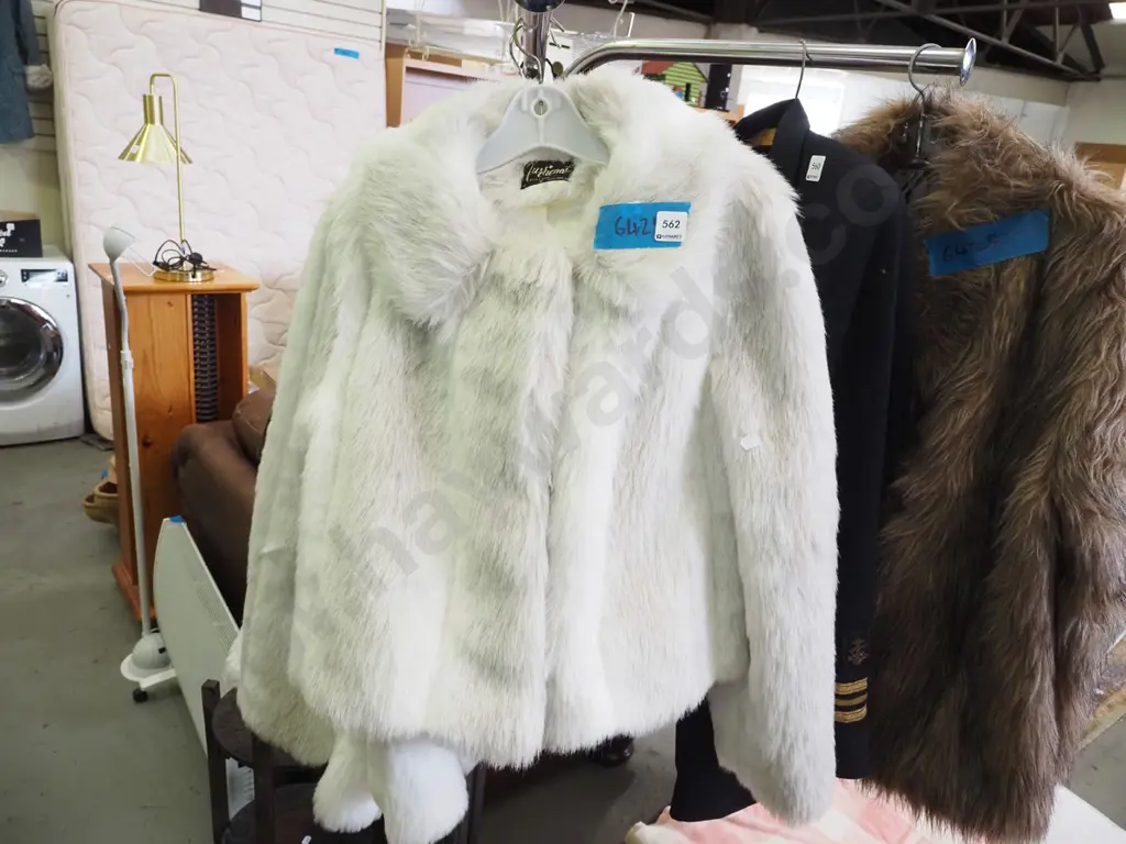 faux fur ladies coat Image 1++