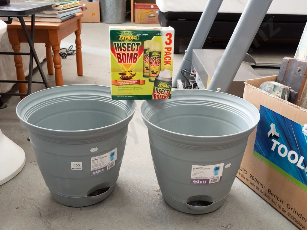 2x plastic watering planters, 3 pack bug bombs Image 1++