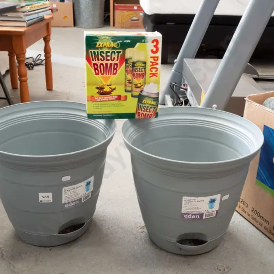 2x plastic watering planters, 3 pack bug bombs