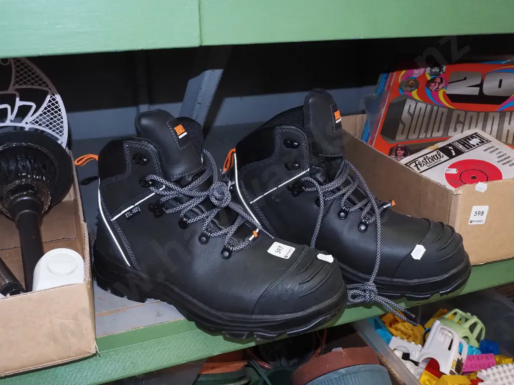 pair of Bison size 10 as new steel cap boots Image 1++