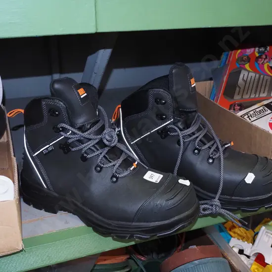 pair of Bison size 10 as new steel cap boots