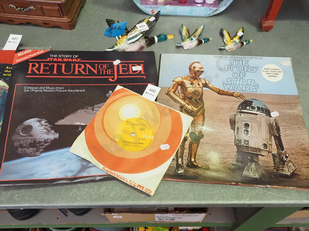 original Star Wars LPs and title theme 7" 45 Image 1++