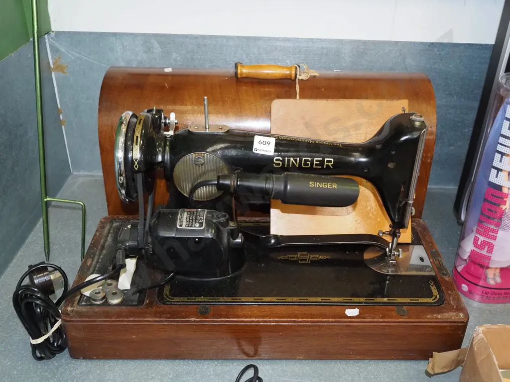 vintage table top Singer  electric sewing machine Image 1++