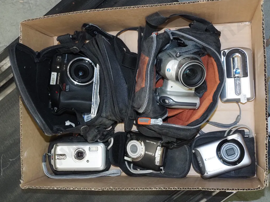 box; various digital cameras Image 1++