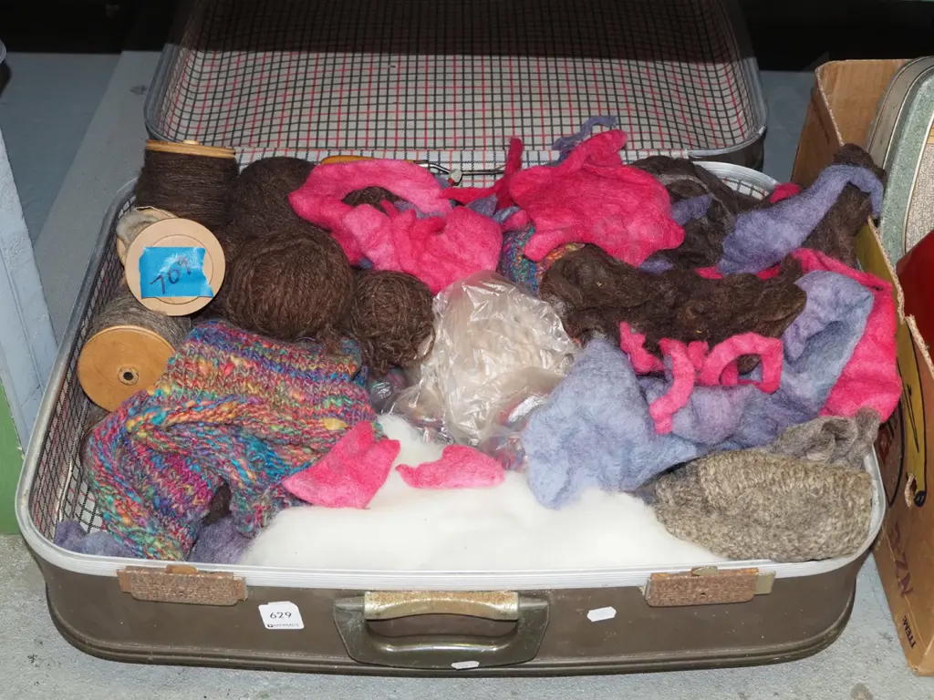 suitcase; wool etc Image 1++