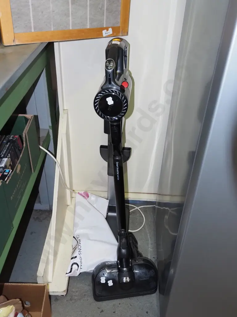 LG stick vacuum and stand Image 1++