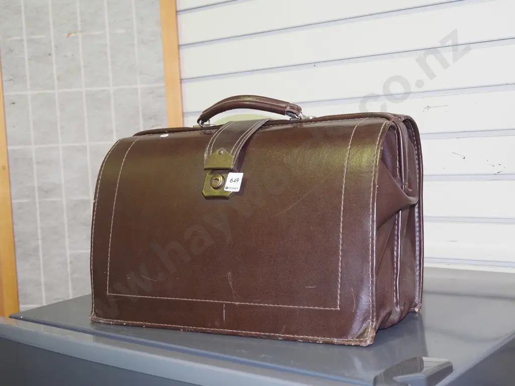 leather doctor's bag Image 1++