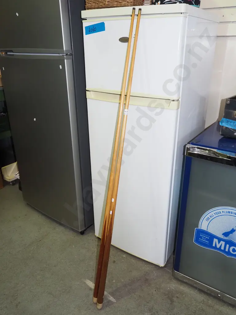 2x pool cues Image 1++