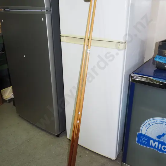 2x pool cues