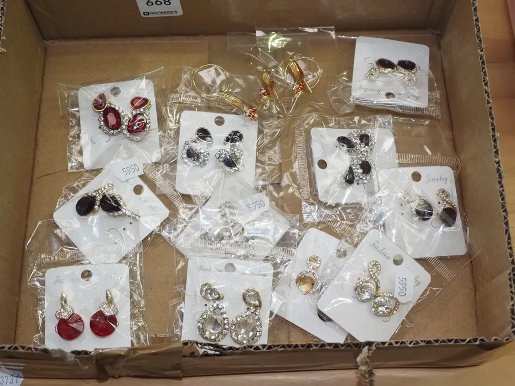 box of costume jewellery Image 1++