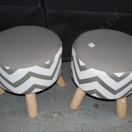 2x stools