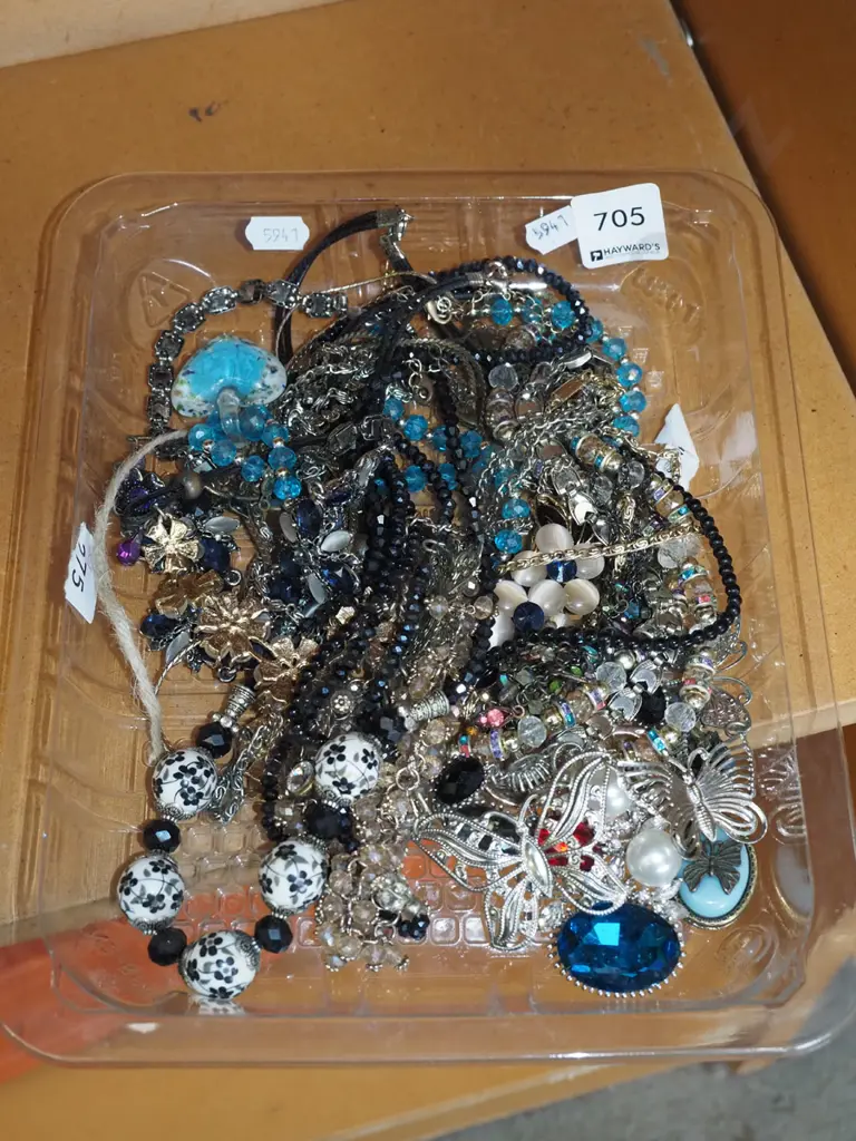 tray of costume jewellery Image 1++
