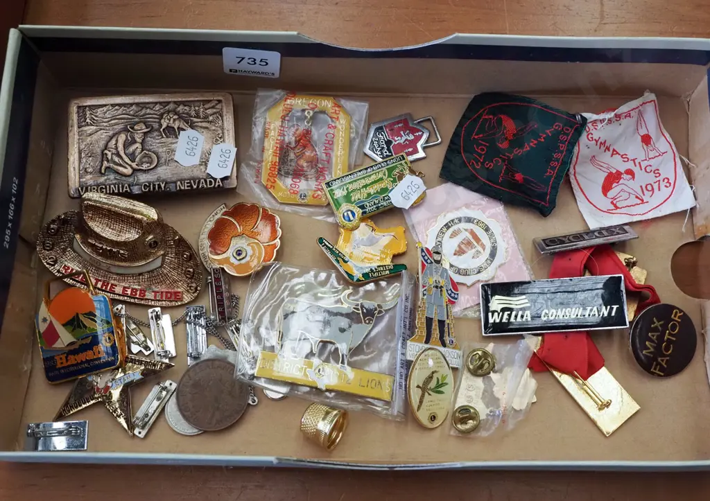 box; badges, belt buckles Image 1++