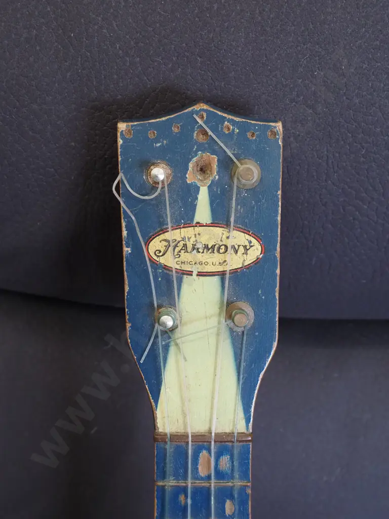 2x ukeleles Image 1++