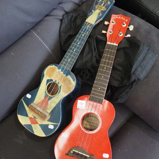 2x ukeleles