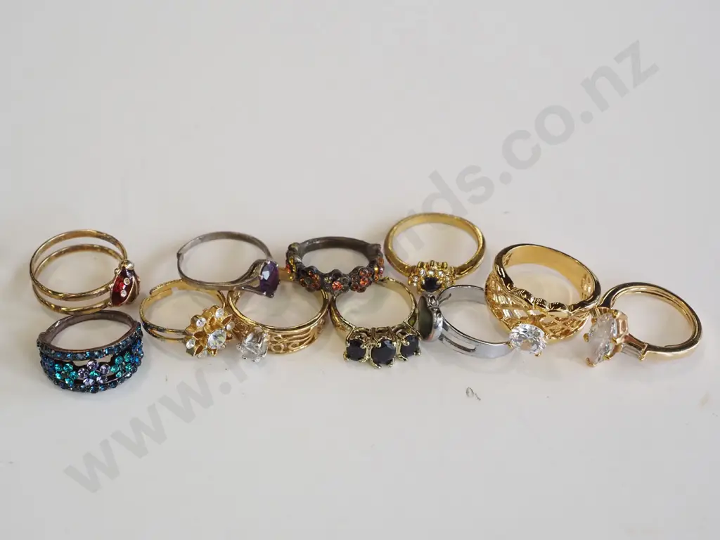 box of costume rings Image 1++