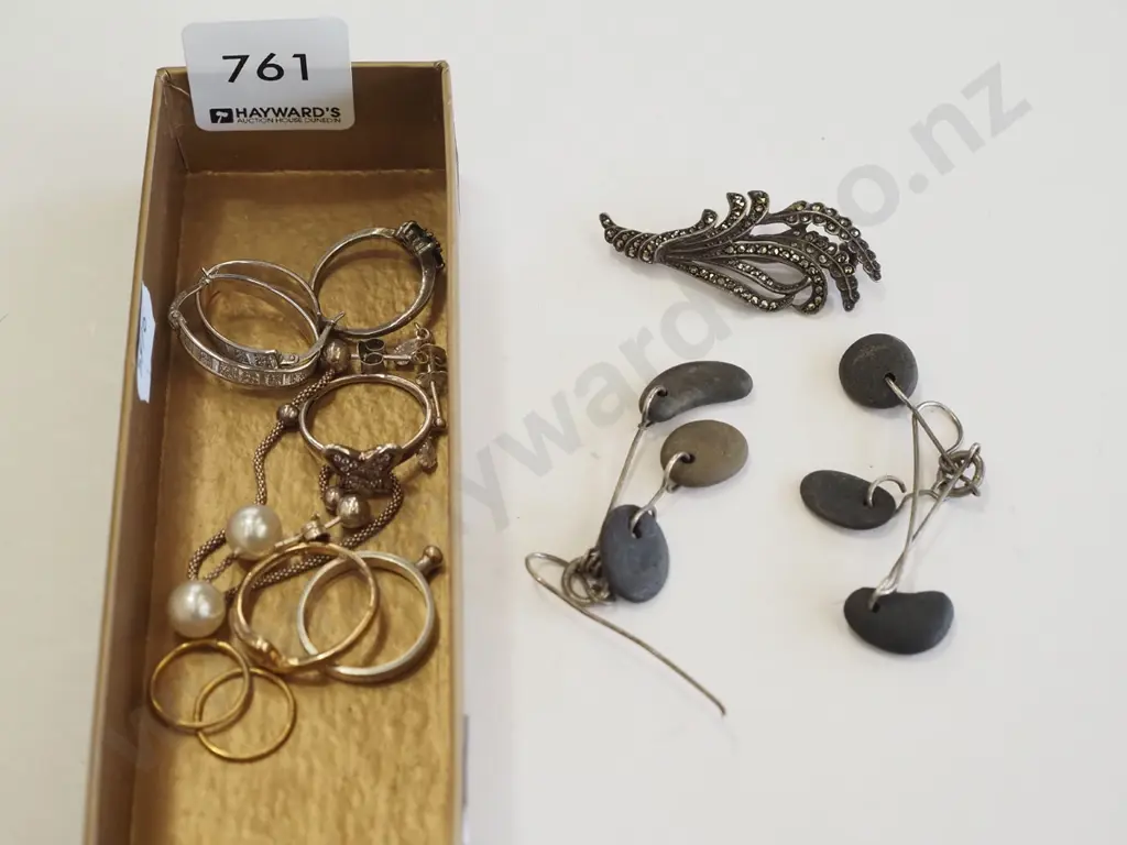 tray of earrings, brooch, rings - some sterling silver Image 1++