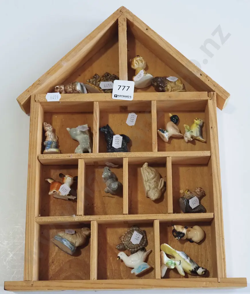 wooden display box; Wade whimsies etc Image 1++