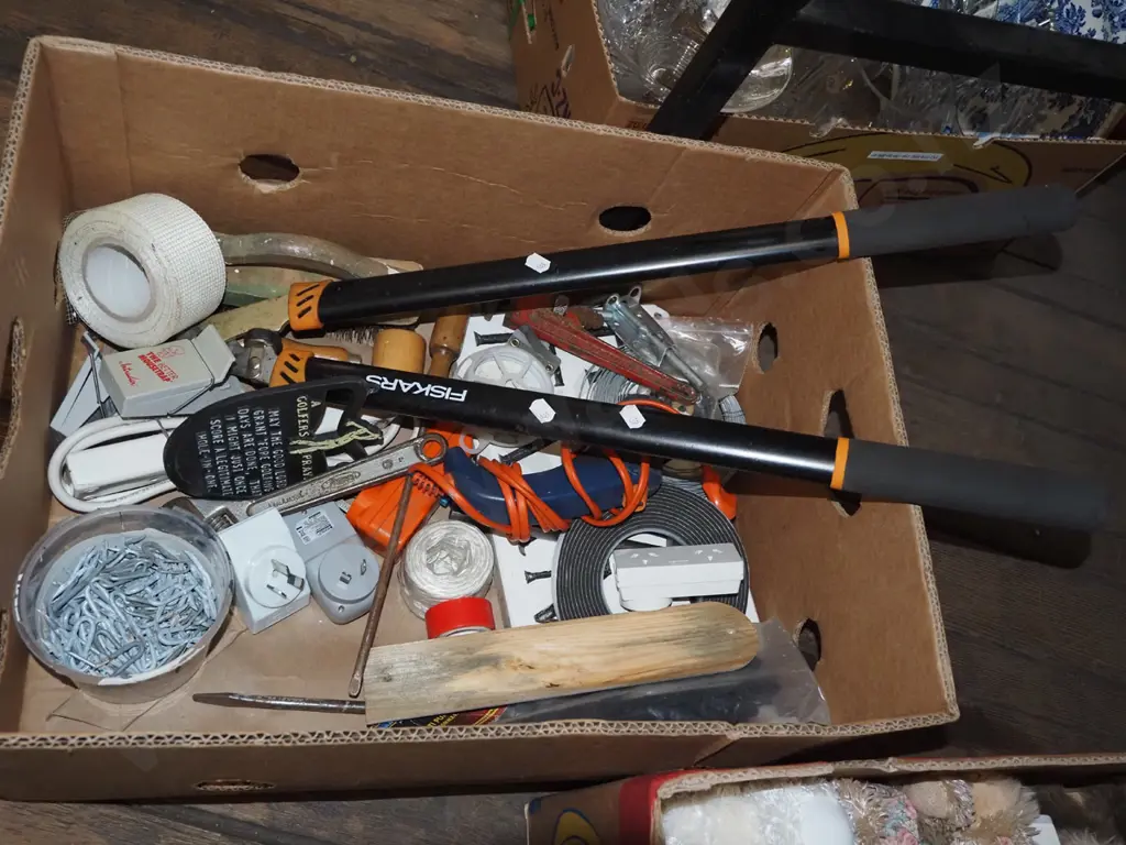 box; loppers, glue gun, wire etc Image 1++