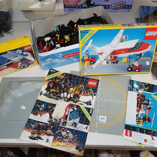 1980s Lego sets and pieces including 2 base plates