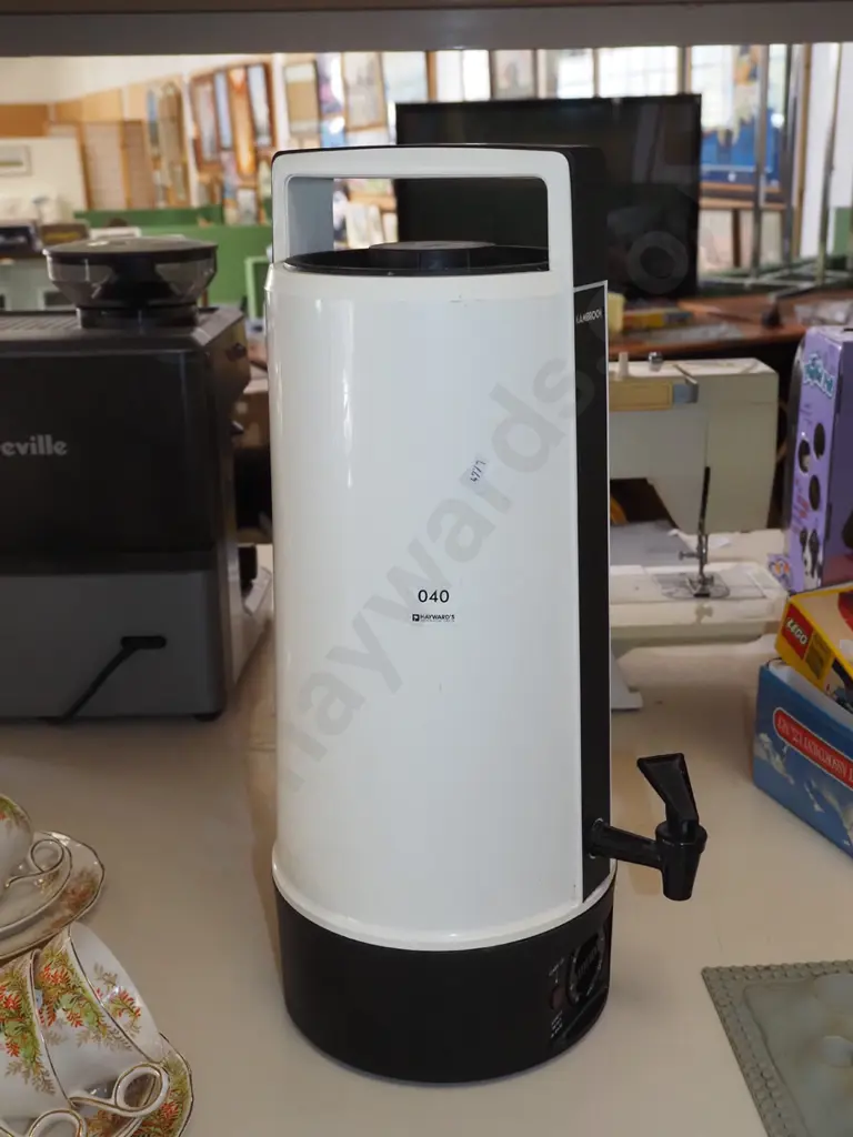 Kambrook plastic tea urn Image 1++