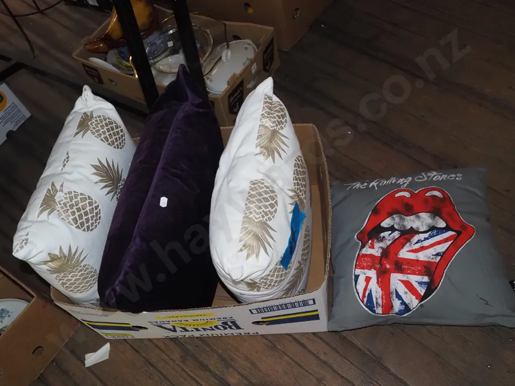 box of cushions Image 1++