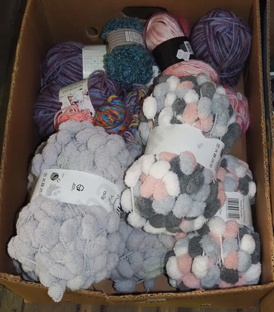 box; knitting yarns Image 1++