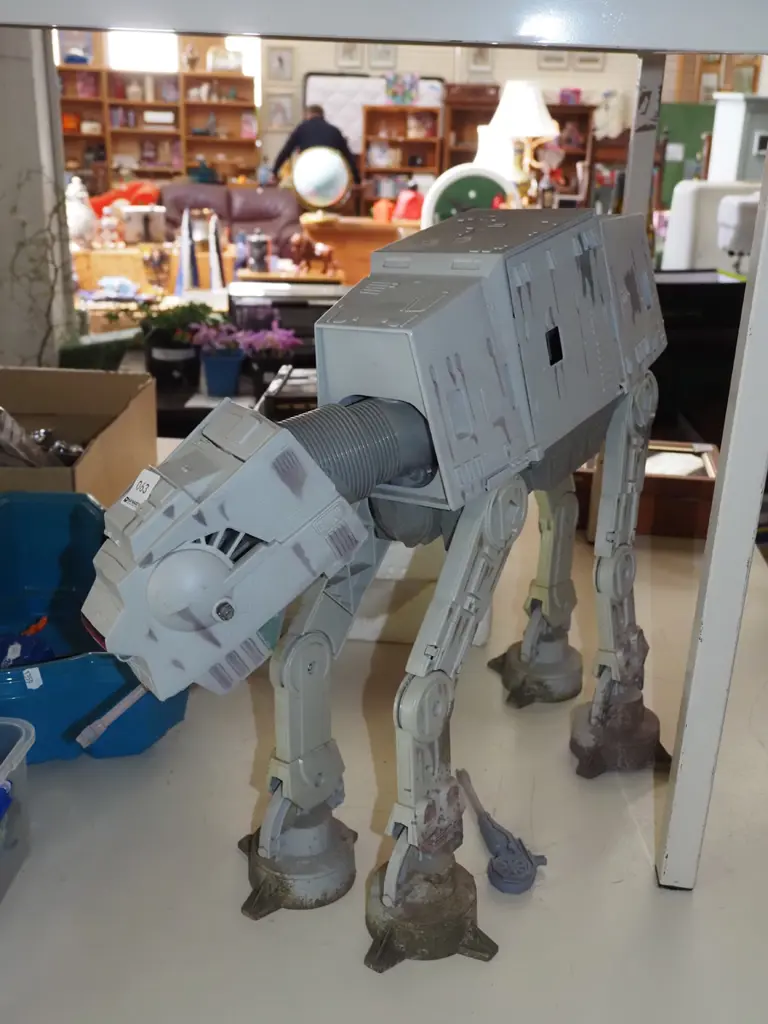 large Star Wars AT-AT Walker model H470 Image 1++