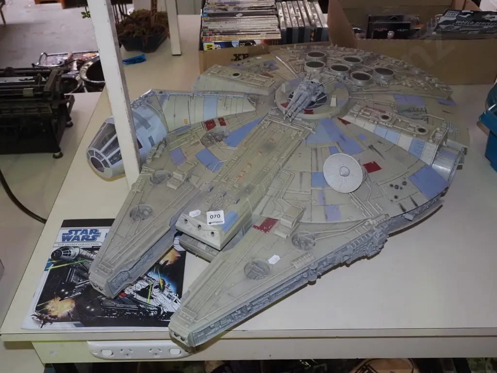large Star Wars Millenium Falcon model L800 Image 1++
