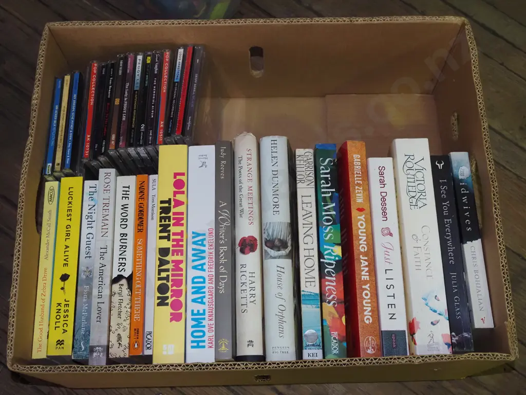 box; books, CDs Image 1++