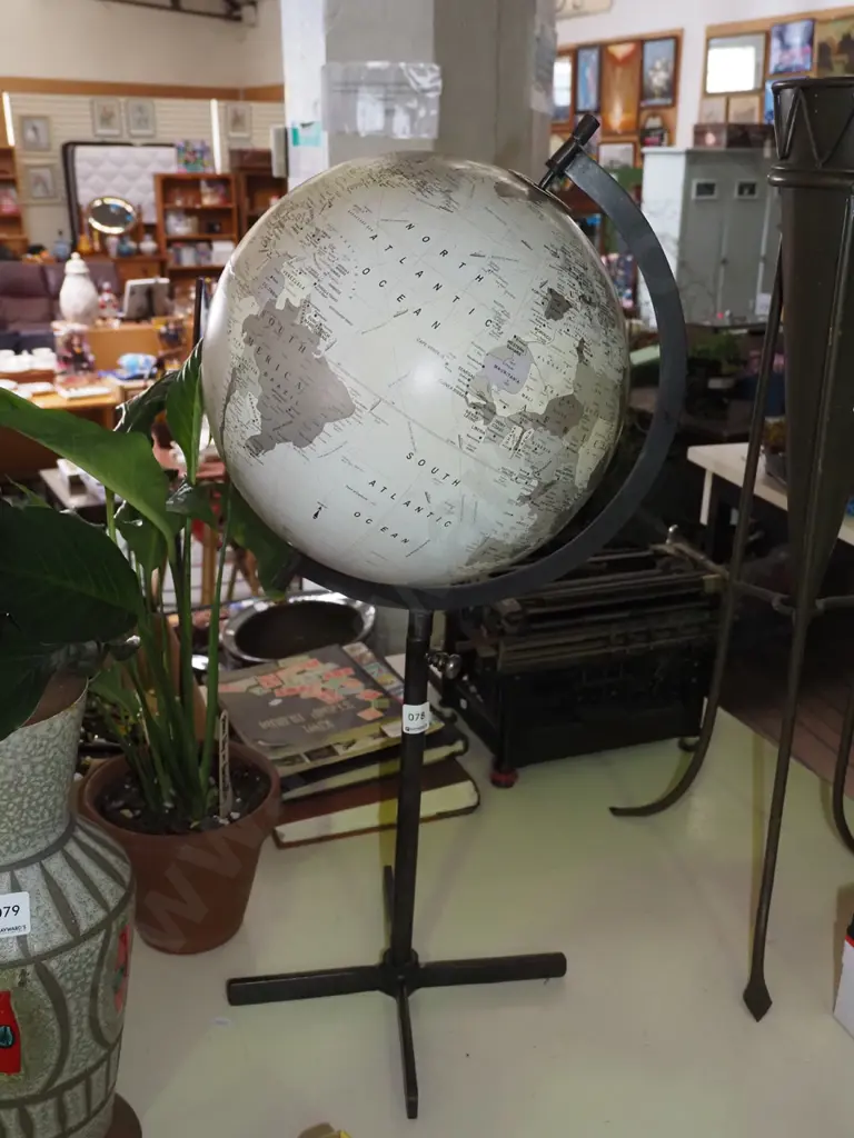 world globe on stand H720 Image 1++