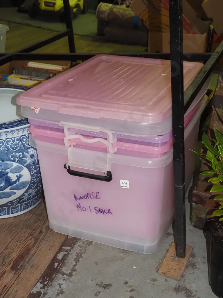 3x plastic storage containers and lids Image 1++