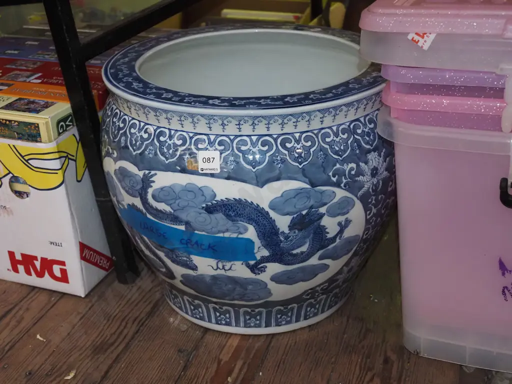 large blue and white dragon pot - has significant crack Image 1++