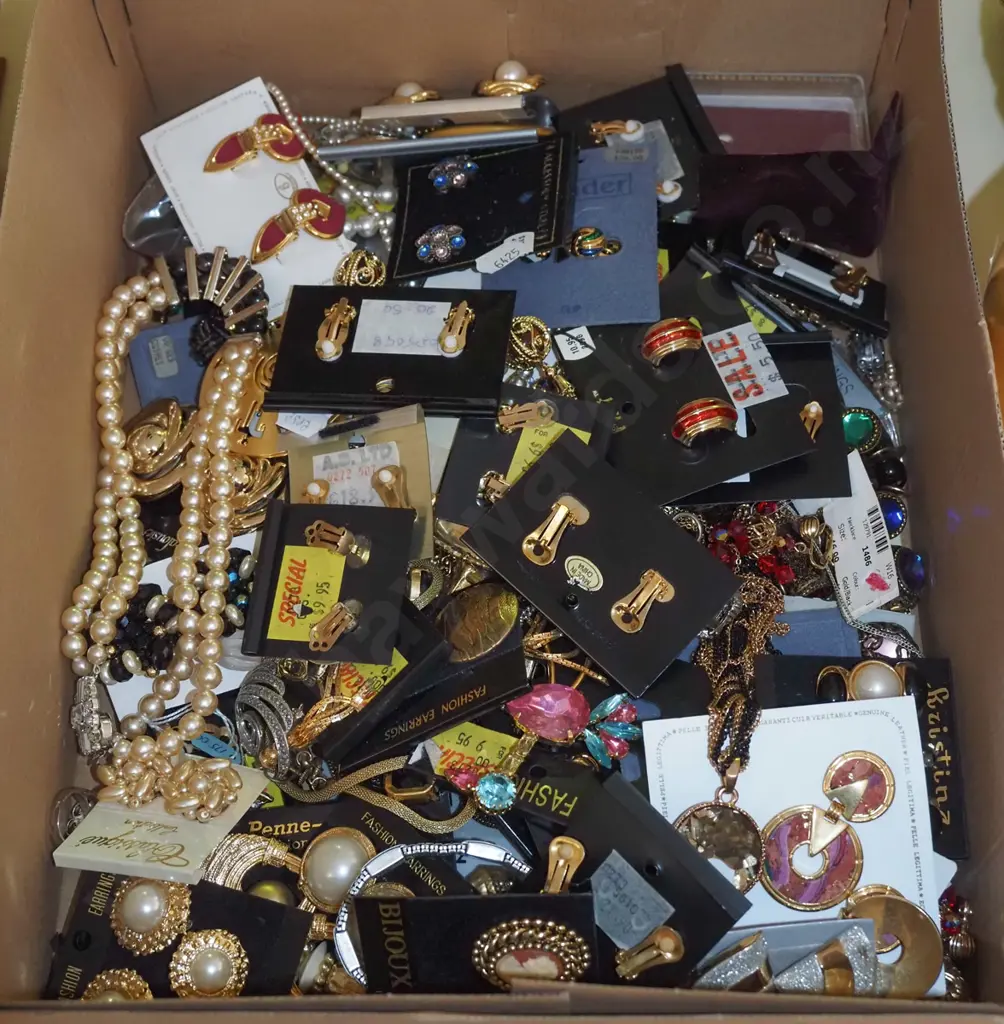 box of costume jewellery Image 1++