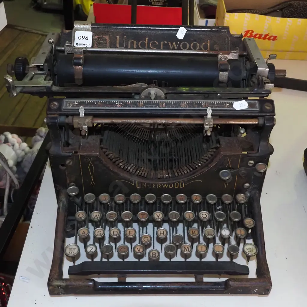 vintage Underwood typewriter - rust, wear etc Image 1++