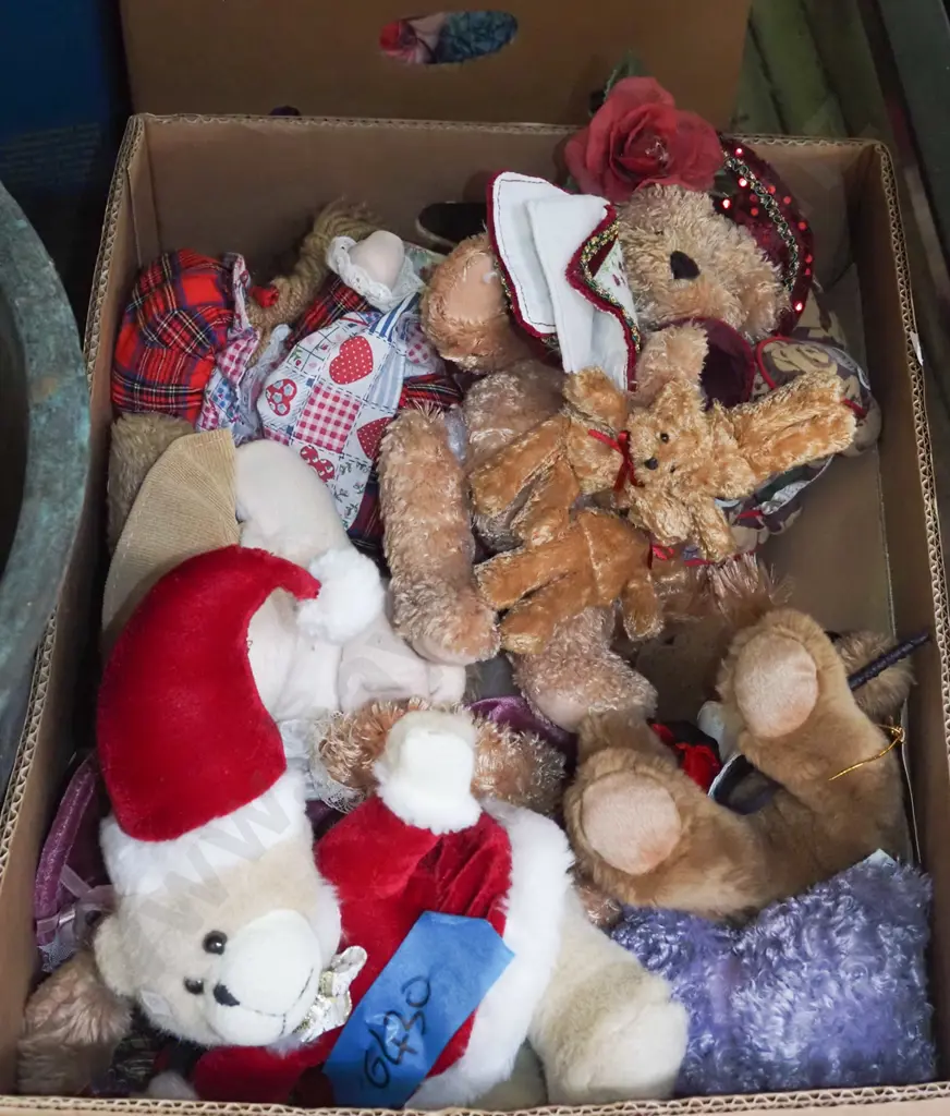 box of teddy bears Image 1++