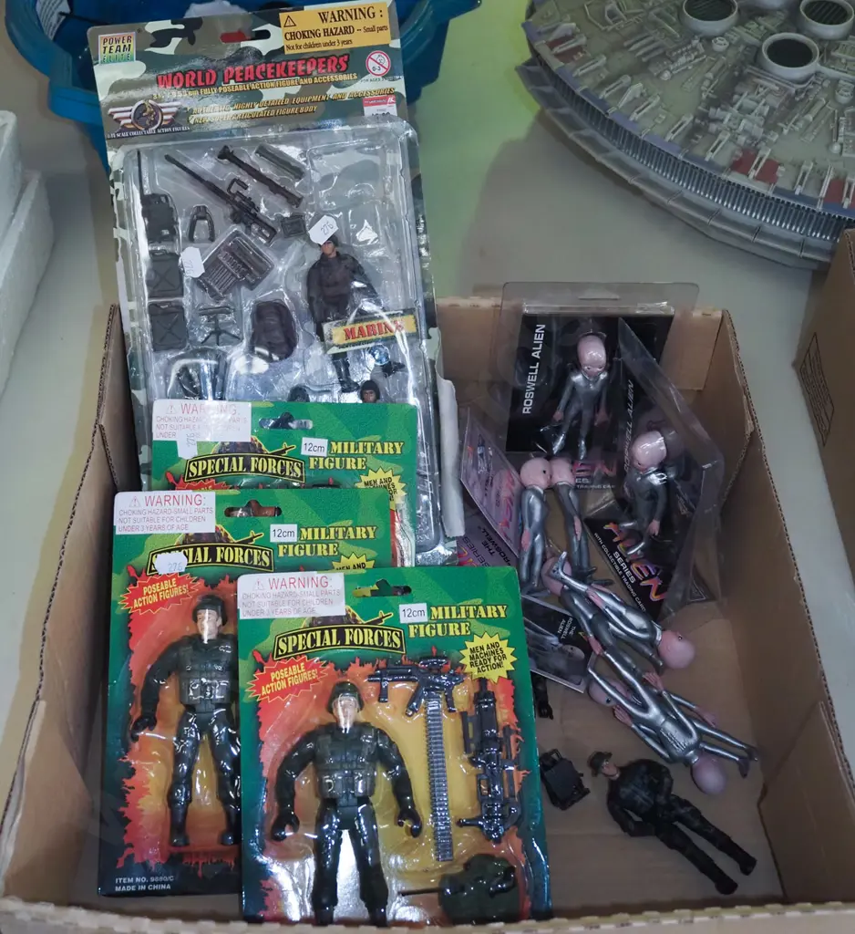 box; plastic aliens, military figurines Image 1++