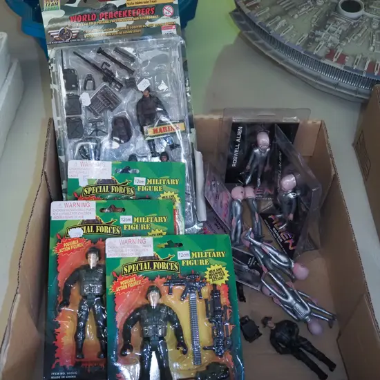 box; plastic aliens, military figurines