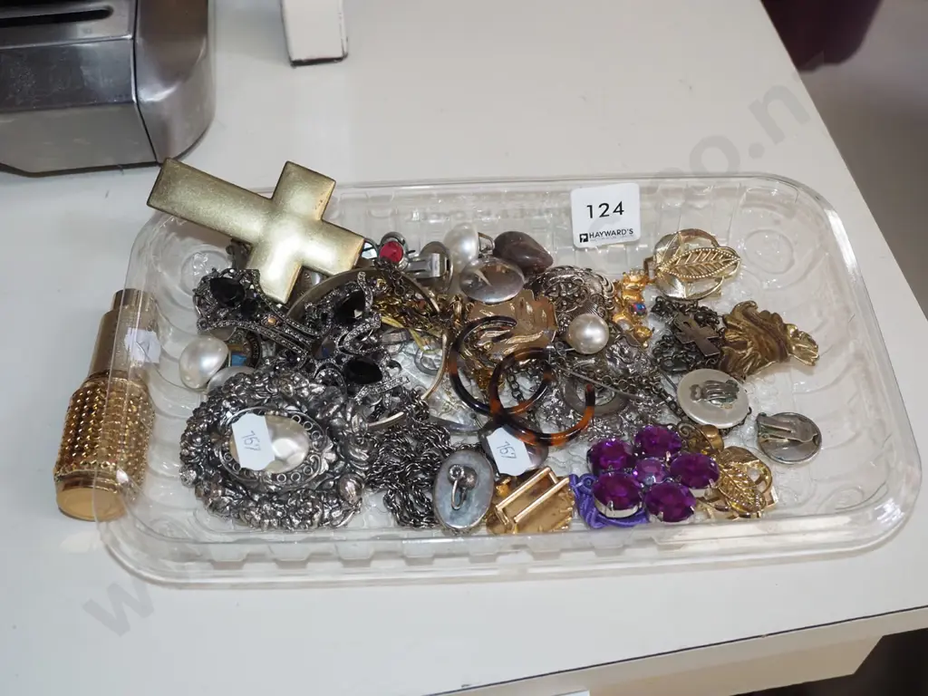 box; costume jewellery Image 1++