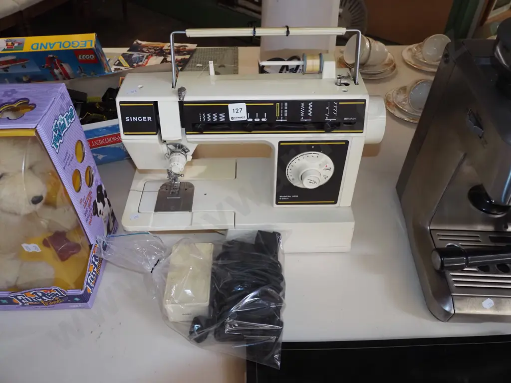 Singer sewing machine - no carry case Image 1++