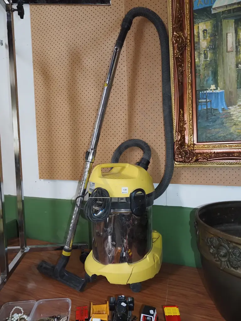 Karcher wet and dry vacuum - crack to base - As Is No Returns Image 1++